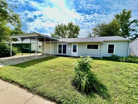 1325 Mayper Dr, Carter Lake, IA 51510
