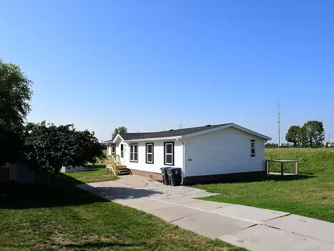 1325 28th Ave, Council Bluffs, IA 51503