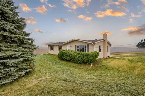 20595 Magnolia Road Rd, Crescent, IA 51526