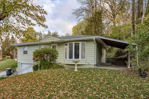 122 Spencer Ave, Council Bluffs, IA 51503