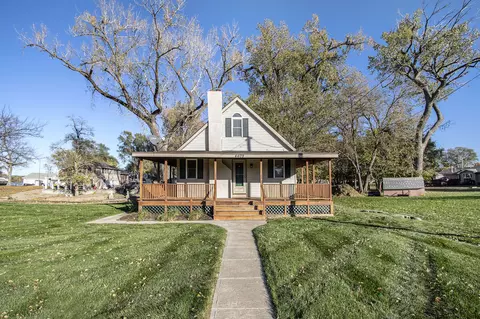 4409 N 6th St, Carter Lake, IA 51510