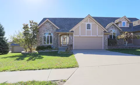 529 Golden Oaks Dr, Council Bluffs, IA 51503