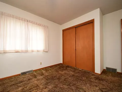 Bedroom - 1302 Summit St, Red Oak, IA 51566 photo 2 of 3