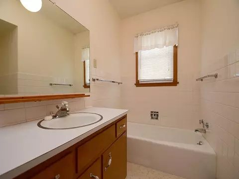 Bath - 1302 Summit St, Red Oak, IA 51566 photo 2 of 4