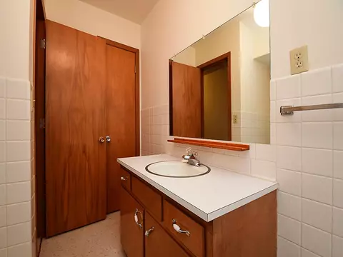 Bath - 1302 Summit St, Red Oak, IA 51566 photo 1 of 4
