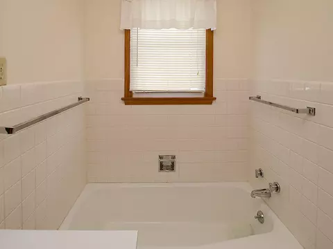 Bath - 1302 Summit St, Red Oak, IA 51566 photo 3 of 4