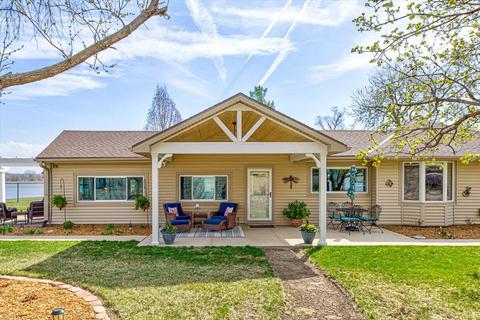 902 Ave R, Carter Lake, IA 51510