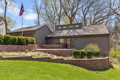 109 Woodridge Ct, Council Bluffs, IA 51503