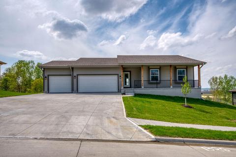 1326 Copper Mountain Dr, Crescent, IA 51526