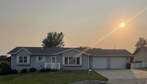 610 E Ridge Ct, Oakland, IA 51560