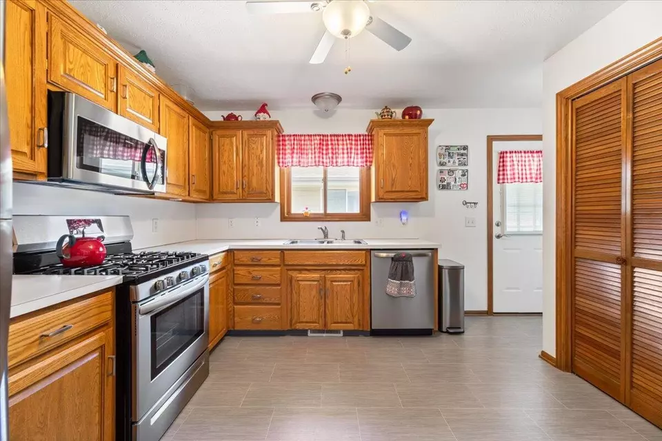  106 Black Hawk St, Council Bluffs, IA 51501 photo 11