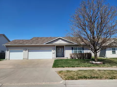 212 Kestrel Ct, Council Bluffs, IA 51501