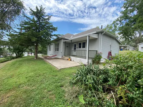 211 S Central St, Carson, IA 51525 photo 6