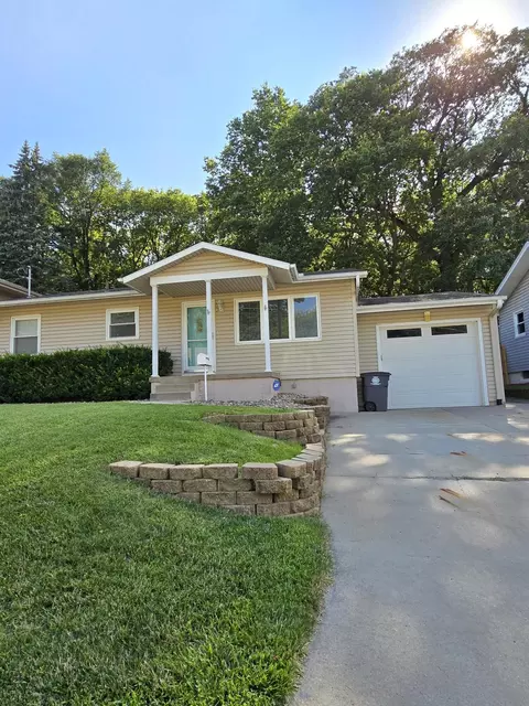 34 Lynnwood Dr, Council Bluffs, IA 51503