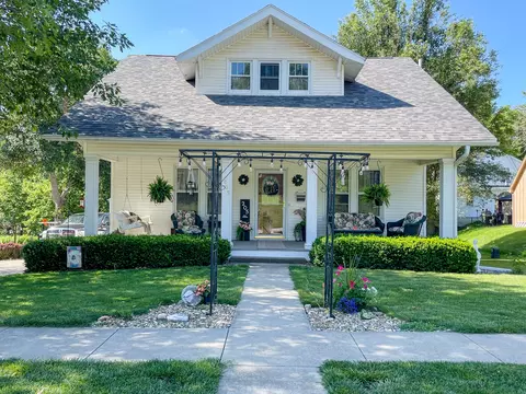 205 E Thomas St, Avoca, IA 51521