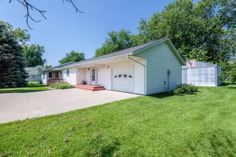 906 Stevens Ave, Tennant, IA 51537