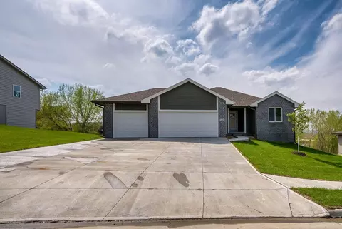 1324 Copper Mountian Dr, Crescent, IA 51526