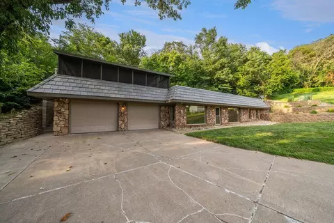 15906 Town Ln, Crescent, IA 51526