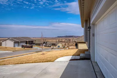 1335 Copper Mountain Dr, Crescent, IA 51526