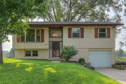 205 Fairview Dr, Glenwood, IA 51534