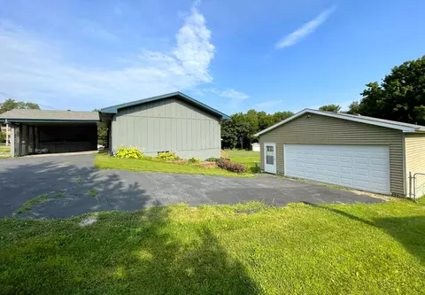 330 Parkwood Dr, Council Bluffs, IA 51503