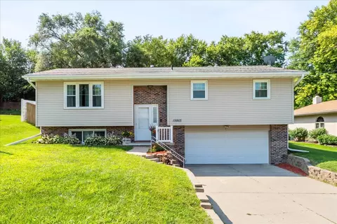 19865 Beverly Manor Ln, Council Bluffs, IA 51503
