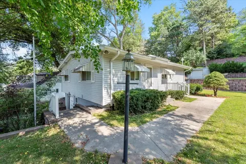 52 Gunn Ave, Council Bluffs, IA 51503