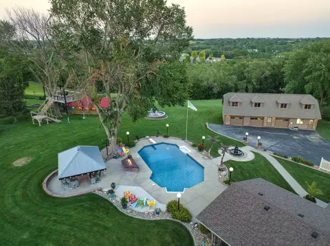 55 Lawndale Dr, Council Bluffs, IA 51503