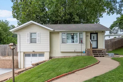 202 Pickardy Ln, Council Bluffs, IA 51503