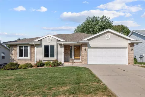 106 Woodbury Cir, Council Bluffs, IA 51503