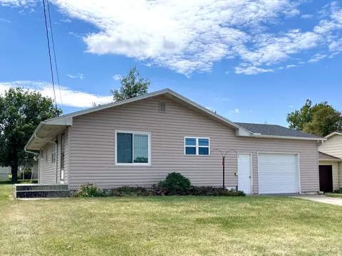 809 Scenic Cir, Oakland, IA 51560