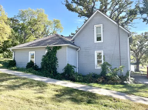 211 Mulberry St, Oakland, IA 51560