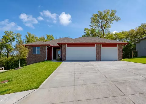 1331 Copper Mountain Dr, Crescent, IA 51526