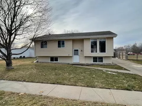 909 Willow Dr, Carter Lake, IA 51510