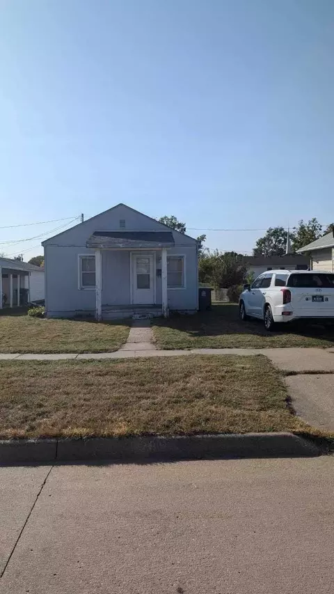 2020 S 6th St, Council Bluffs, IA 51501