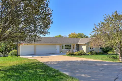 227 Devonwood Dr, Council Bluffs, IA 51503