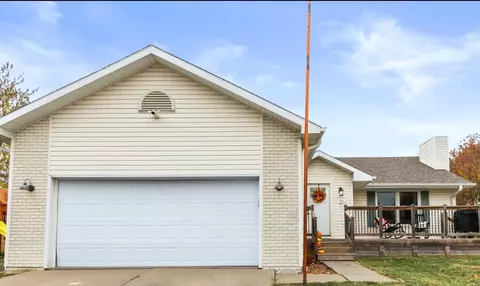 422 Maple Dr, Treynor, IA 51575
