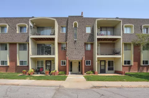 1221 S 121st Plz, Omaha, NE 68144