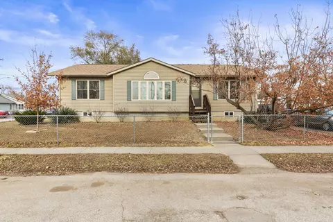 1502 Cachelin Dr, Carter Lake, IA 51510