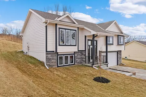 1318 Silver Ln, Crescent, IA 51526