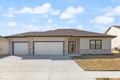 206 Augusta Dr, Treynor, IA 51575