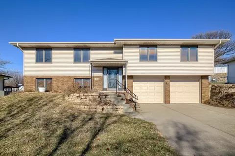 102 Sunny Ridge Dr, Council Bluffs, IA 51503