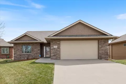 217 Traders Pointe Cir, Council Bluffs, IA 51501