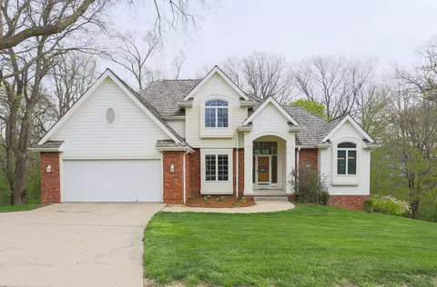 314 Golden Oaks Dr, Council Bluffs, IA 51503