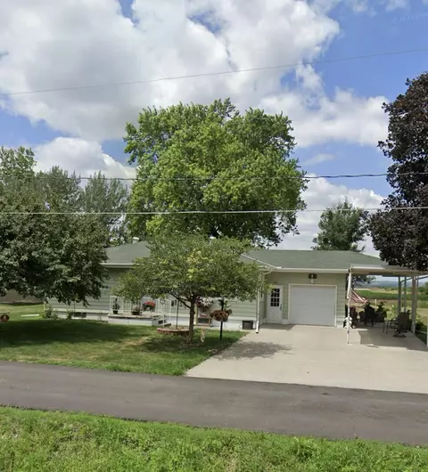 610 Johnson St, Crescent, IA 51526