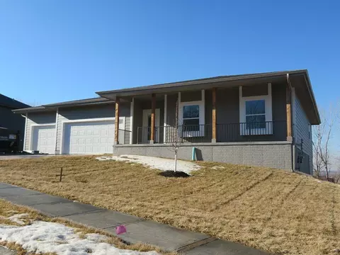 1322 Copper Mountain Dr, Crescent, IA 51526