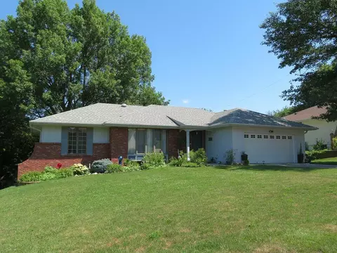 235 Kingsridge Dr, Council Bluffs, IA 51503