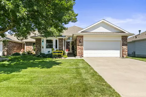 1018 Shoal Pointe Dr, Carter Lake, IA 51510