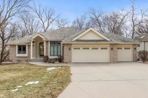 322 Golden Oaks Dr, Council Bluffs, IA 51503
