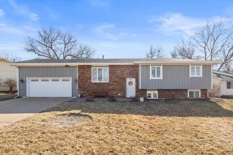 6 Countryside Dr, Treynor, IA 51575